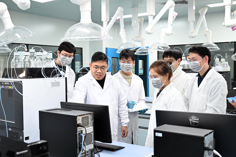 【喜报！bevictor伟德李召广博士荣获“江苏省五一劳动奖章”】的配图